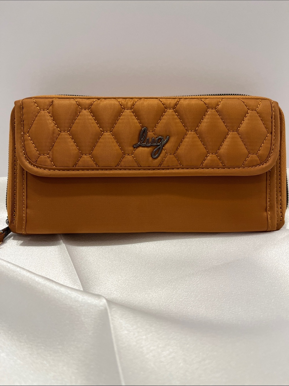 LUG - NWOT - Kickflip SE Convertible RFID Wallet in Cappuccino